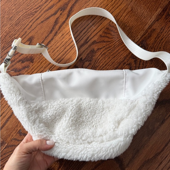 ALO Yoga Sherpa Explorer Fanny Pack - Picture 2 of 2